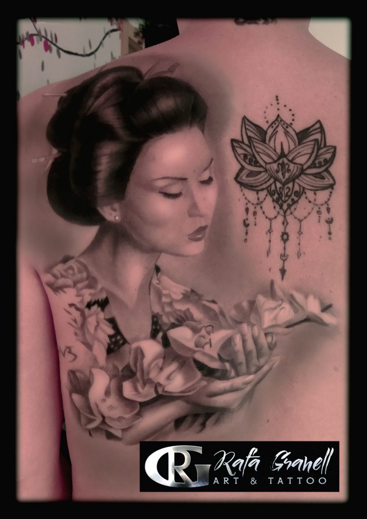 geisha#japonesa#tatuajes#realistas#realismo#blanco#negro#tatuador#valenciano#español#rafa#granell#rgtattoo#orquideas#tatuaje3elegante#fino#femenino#espalda#mejores#tatuajes#valencia#retratos#