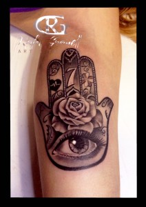 MANO DE FATIMA#TATTOO#TATUAJE#OJOS#ROSAS#REALISMO#REALISTA#BLANCO Y NEGRO#TATUADOR#VALENCIA#BRAZO#RAFA#GRANELL#RGTATTOO