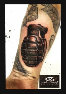 RGTATTOO#TATUAJE#GRANADA#REALISTAS#REALISMO#RAFA#GRANELL#VALENCIA#TATUADOR#GUERRA#BOMBA DE HUMO#BLANCO#NEGRO#VALENCIANO#