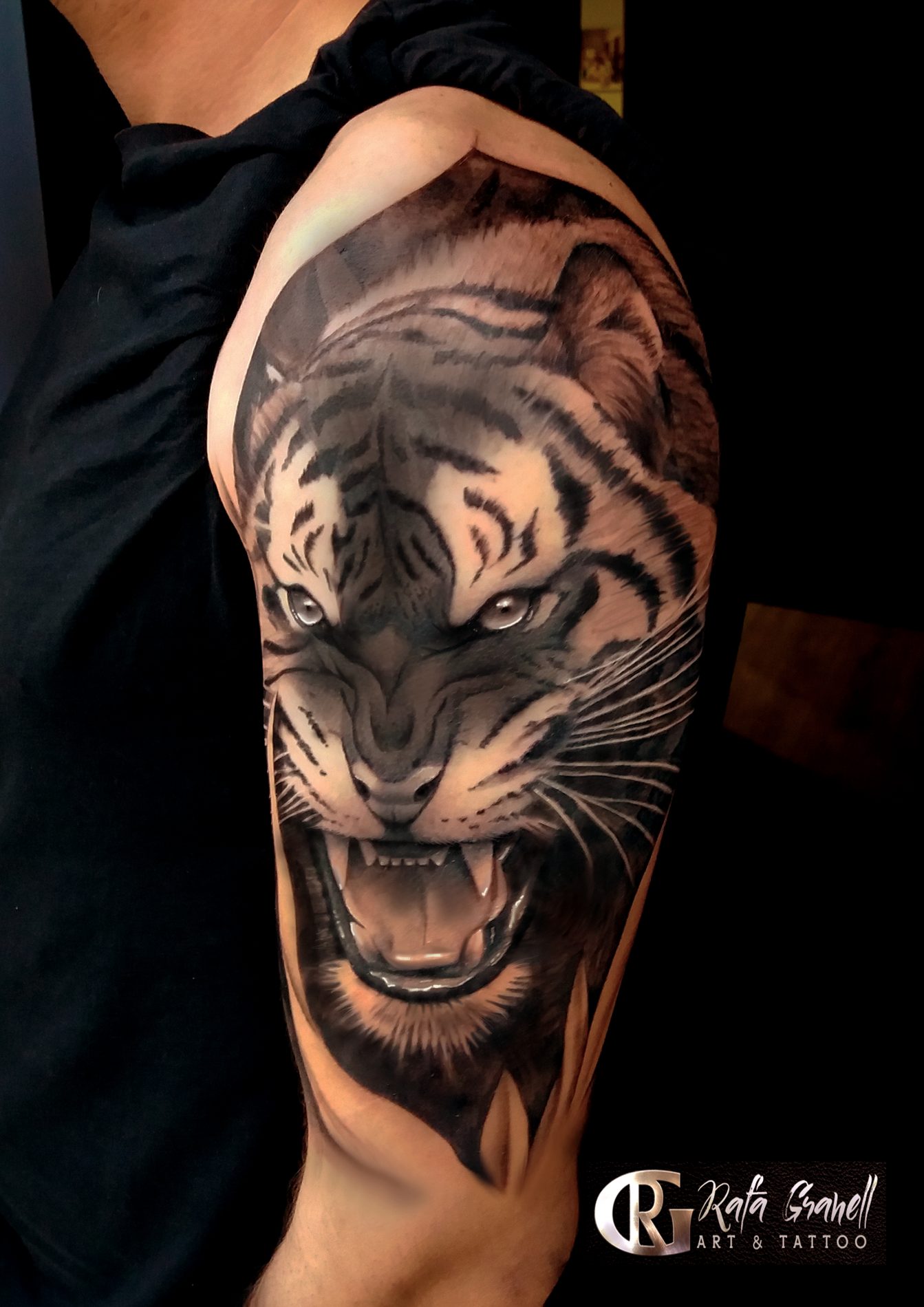 tatuaje#tigre#impresionante#realismo#tatuajes#realistas#valencia#blanco#negro#mirada#felinos#tatuador#valenciano#tatuadores#españoles#español#brazo#hombro#valencianos#tatuaje#realista#rafa#granell#rgtattoo#
